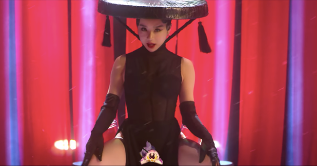 Nữ youtuber Hàn Quốc mặc áo dài với những hành động phản cảm đang nhận mưa gạch đá từ cộng đồng mạng khắp thế giới-5