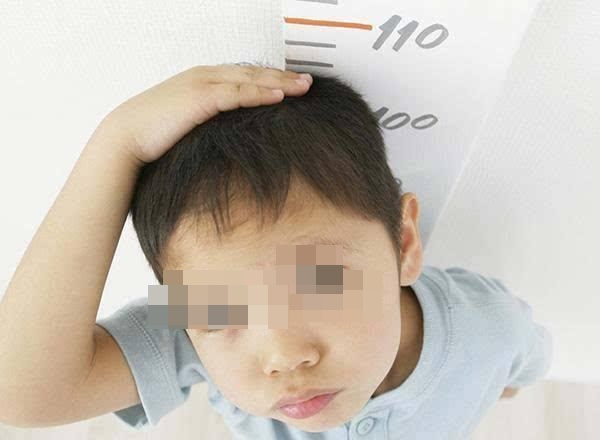 Con thấp hơn các bạn cùng tuổi nửa cái đầu, bác sĩ chỉ đích danh sai lầm do ngày nào cũng gọi con dậy vào giờ này-1