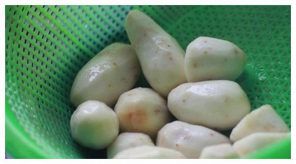 Khi làm sạch khoai môn, đừng dùng dao để cắt, thêm một bước nữa, tay không bị dính và ngứa-3