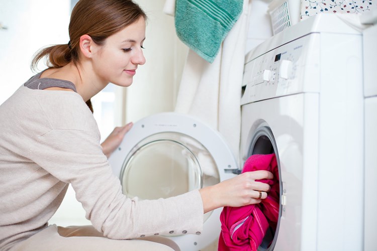 8 mẹo vặt giúp quần áo luôn phẳng phiu dù giặt bằng máy-2