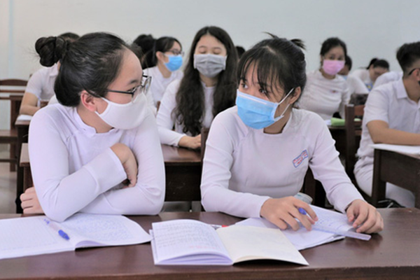 Chùm ảnh: Người Hà Nội chen chúc đến nơi làm việc giữa trời nắng nóng sau kì nghỉ lễ dài ngày-9