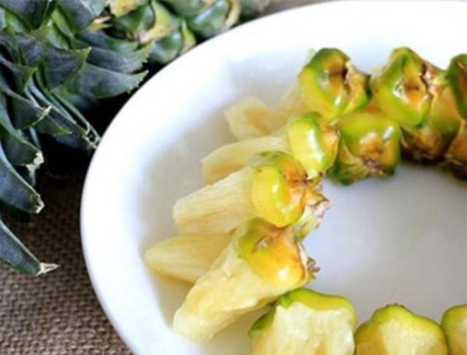 Cư dân mạng chỉ cách ăn dứa không cần gọt vỏ: thì ra có cách ăn thú vị này mà rất nhiều người chưa biết-1