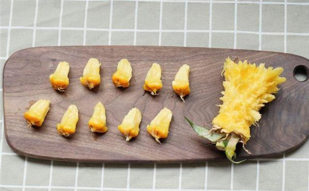 Cư dân mạng chỉ cách ăn dứa không cần gọt vỏ: thì ra có cách ăn thú vị này mà rất nhiều người chưa biết-3