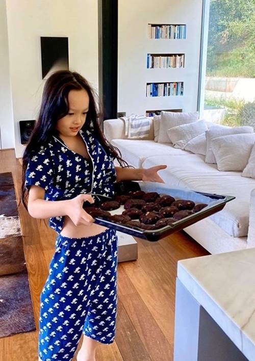 Cho con sang Mỹ chơi, ca sĩ Hồng Nhung hé lộ nhà trên đồi sang chảnh giữa trời Tây-5