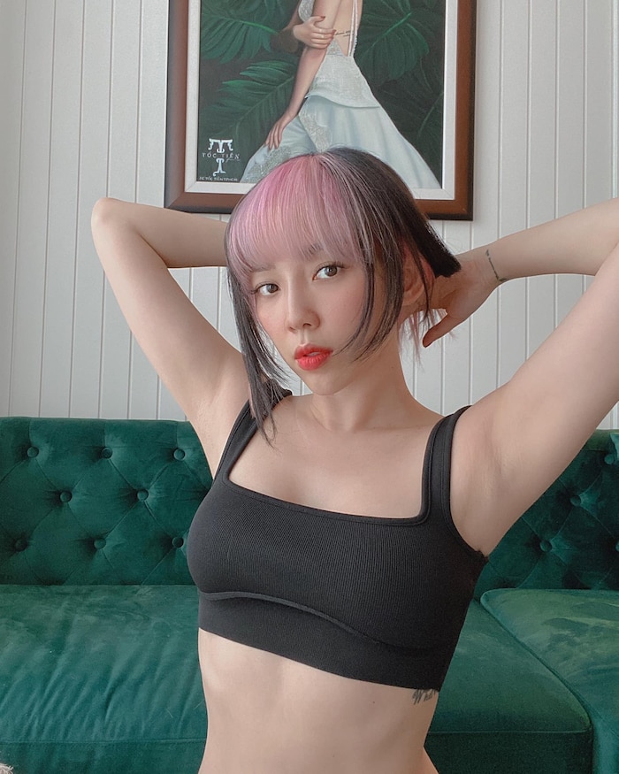 Tóc Tiên khoe kiểu tóc nửa hồng nửa đen đầy nổi loạn sau thời gian ở nhà cách ly-2