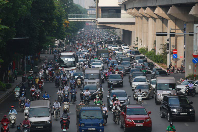 Chùm ảnh: Người Hà Nội chen chúc đến nơi làm việc giữa trời nắng nóng sau kì nghỉ lễ dài ngày-8