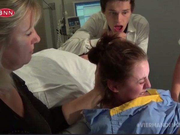 Chàng trai gây sốt MXH với đoạn clip ghi lại biểu cảm chứng kiến bạn gái lâm bồn nhưng sau đó tức giận khi biết sự thật về đứa trẻ kia-1