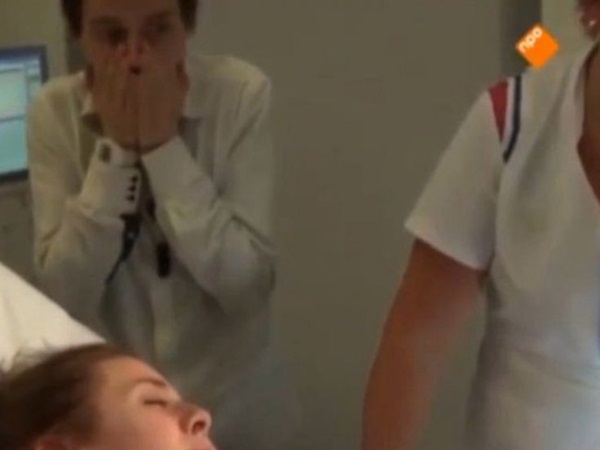 Chàng trai gây sốt MXH với đoạn clip ghi lại biểu cảm chứng kiến bạn gái lâm bồn nhưng sau đó tức giận khi biết sự thật về đứa trẻ kia-3