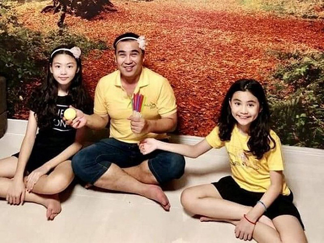 Quyền Linh mượn váy, túi xách của vợ hóa trang thành đàn bà gây cười-6