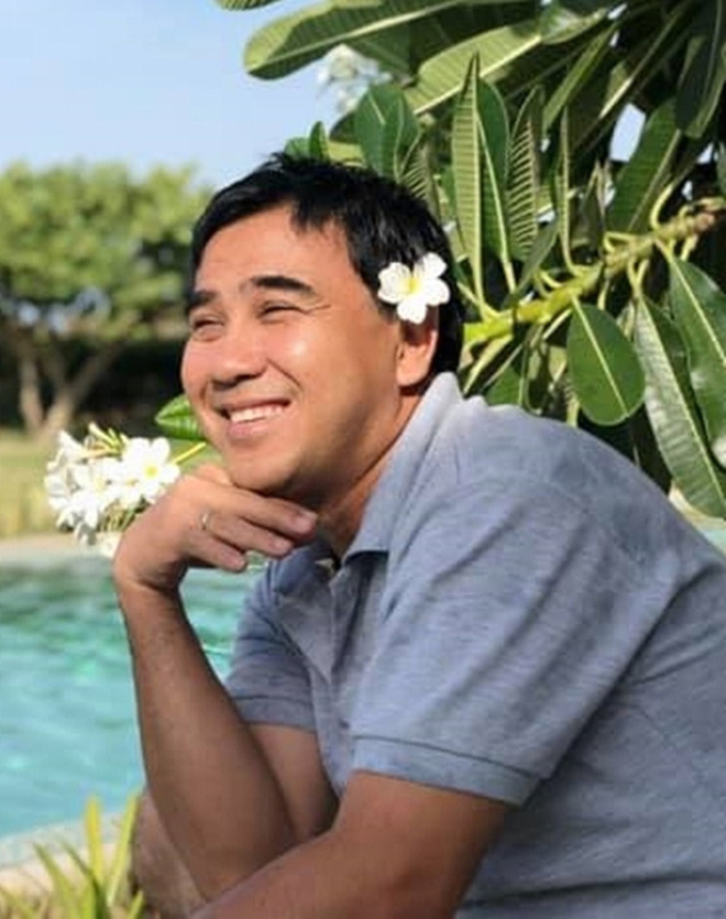 Quyền Linh mượn váy, túi xách của vợ hóa trang thành đàn bà gây cười-9