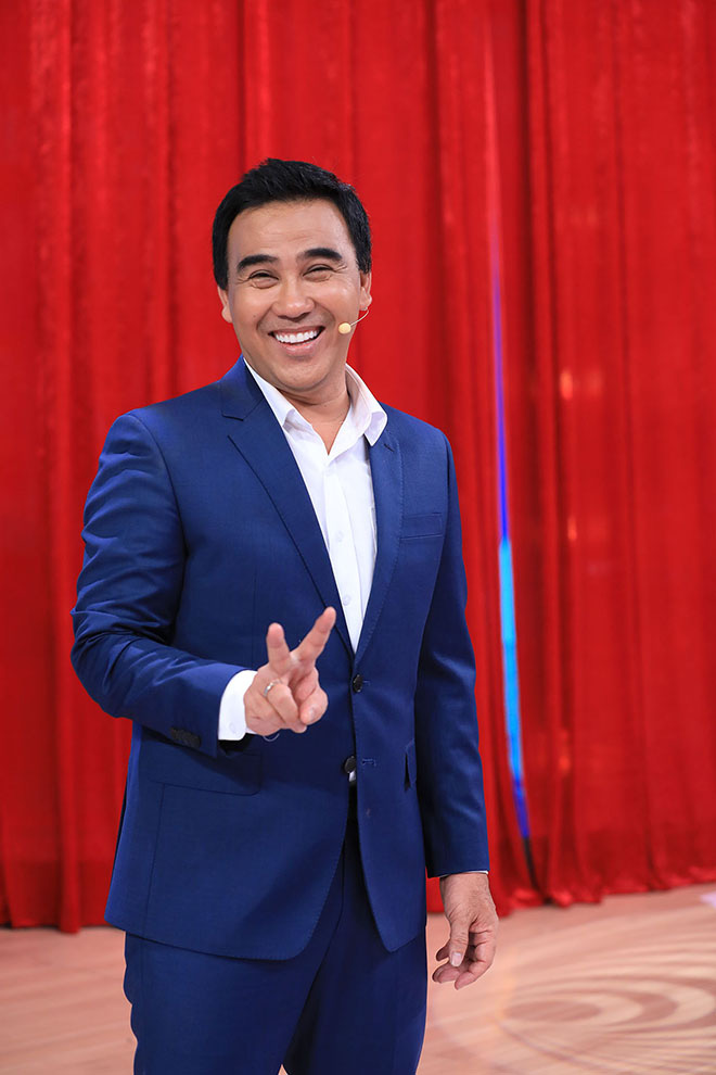 Quyền Linh mượn váy, túi xách của vợ hóa trang thành đàn bà gây cười-1