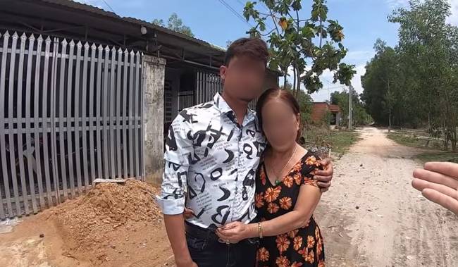 Cô dâu 65 tuổi có 5 con kết hôn cùng thanh niên ngoại quốc mới 24 tuổi: Tỏ tình thất bại, chàng trai dọa tự vẫn và miệt mài theo đuổi đến cùng-1