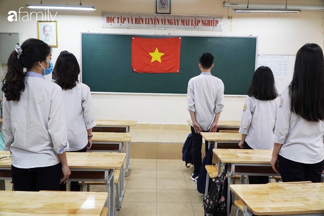 Giờ chào cờ đầu tiên sau kỳ nghỉ dịch: Không khí vô cùng đặc biệt, nghiêm trang và khoảng cách an toàn vẫn được đảm bảo-1