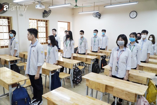 Giờ chào cờ đầu tiên sau kỳ nghỉ dịch: Không khí vô cùng đặc biệt, nghiêm trang và khoảng cách an toàn vẫn được đảm bảo-2