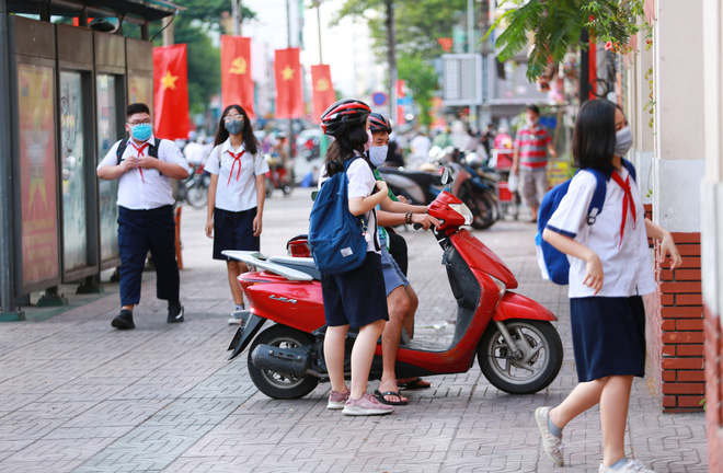 Học sinh TP.HCM ngồi học bàn tròn, đối diện nhau ở 2 đầu bàn để phòng Covid-19-1