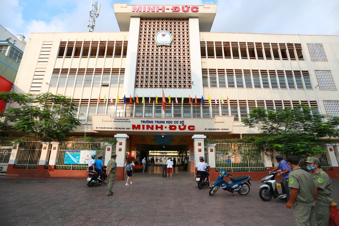 Học sinh TP.HCM ngồi học bàn tròn, đối diện nhau ở 2 đầu bàn để phòng Covid-19-2