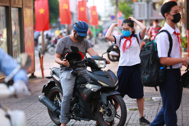 Học sinh TP.HCM ngồi học bàn tròn, đối diện nhau ở 2 đầu bàn để phòng Covid-19-3