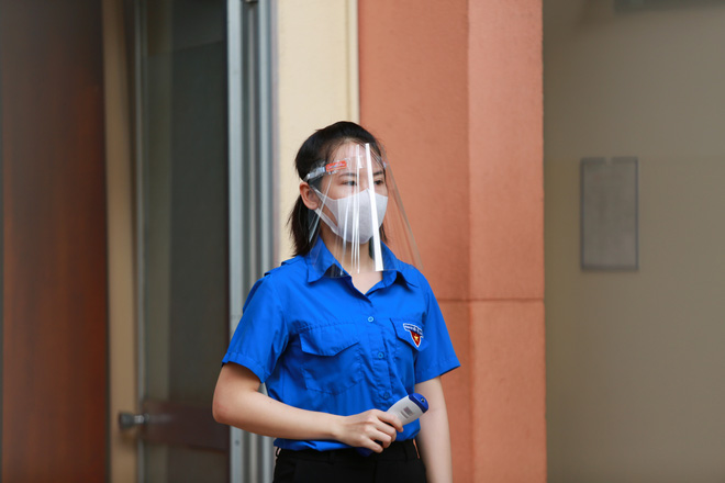 Học sinh TP.HCM ngồi học bàn tròn, đối diện nhau ở 2 đầu bàn để phòng Covid-19-7