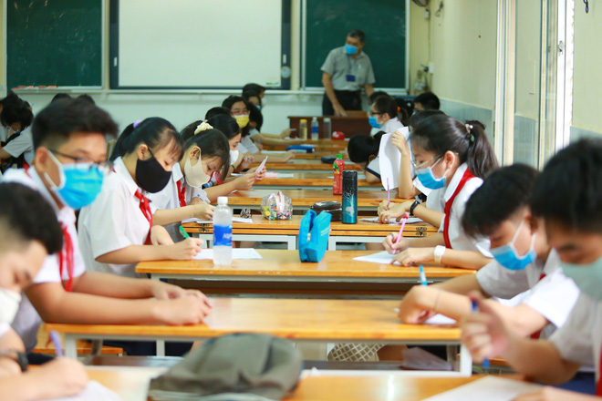 Học sinh TP.HCM ngồi học bàn tròn, đối diện nhau ở 2 đầu bàn để phòng Covid-19-13