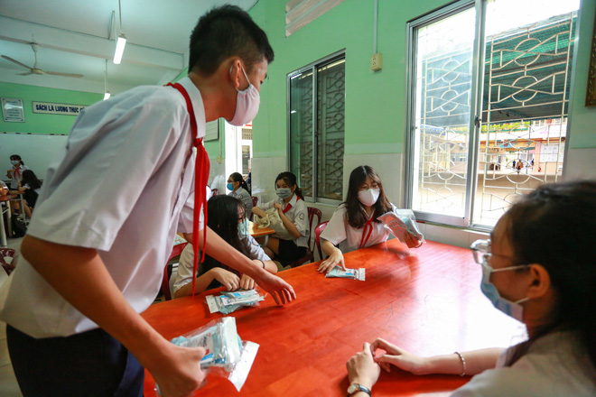 Học sinh TP.HCM ngồi học bàn tròn, đối diện nhau ở 2 đầu bàn để phòng Covid-19-14