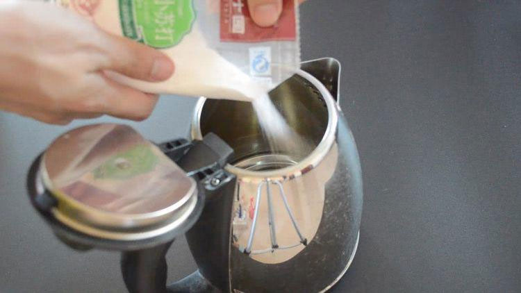 Cách làm sạch ấm siêu tốc trong nháy mắt bằng nguyên liệu rẻ bèo nhà nào cũng có-1