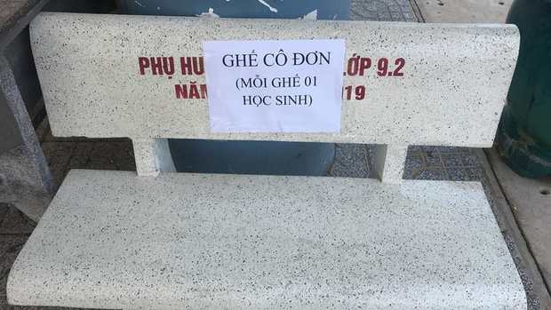 Chiếc ghế cô đơn” viral MXH ngày học sinh trở lại trường, thầy cô nghĩ kế nhắc khéo hội bà tám” đáng yêu hết sức-1