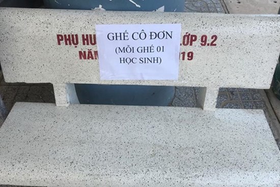 “Chiếc ghế cô đơn” viral MXH ngày học sinh trở lại trường, thầy cô nghĩ kế nhắc khéo hội “bà tám” đáng yêu hết sức