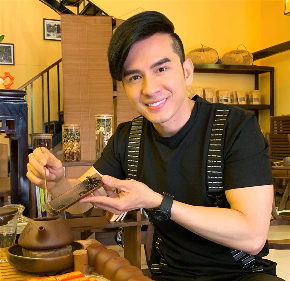 Quay về tóc bổ luống huyền thoại, Đan Trường khiến fan phát sốt vì trẻ trung như thanh niên 20-10