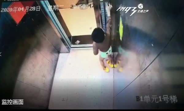 Đứa trẻ 9 tuổi một mình bước vào thang máy chẳng may gặp sự cố bất ngờ, sau khi coi lại camera giám sát bố mẹ sợ hãi khiếp vía-1