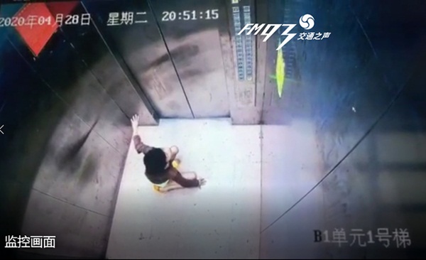 Đứa trẻ 9 tuổi một mình bước vào thang máy chẳng may gặp sự cố bất ngờ, sau khi coi lại camera giám sát bố mẹ sợ hãi khiếp vía-2