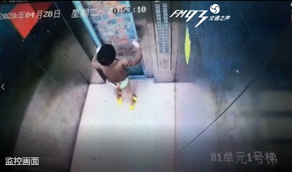 Đứa trẻ 9 tuổi một mình bước vào thang máy chẳng may gặp sự cố bất ngờ, sau khi coi lại camera giám sát bố mẹ sợ hãi khiếp vía-3