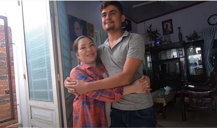 Cô dâu Việt 65 tuổi kết hôn với thanh niên ngoại quốc 24 tuổi: Phản ứng bất ngờ của người thân-1