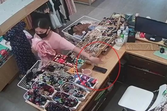 Người phụ nữ vờ mua hàng rồi trộm điện thoại