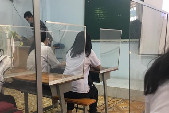 Loạt sáng kiến vách ngăn chống dịch của các trường: Vừa an toàn vừa không cho học trò quay cóp kiểm tra