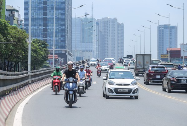 Hà Nội ngày đầu cuộc sống tái vận hành”: Nắng nóng cháy da cháy thịt, dự đoán tiếp diễn nhiều ngày trong trang phục ninja đường phố”-1