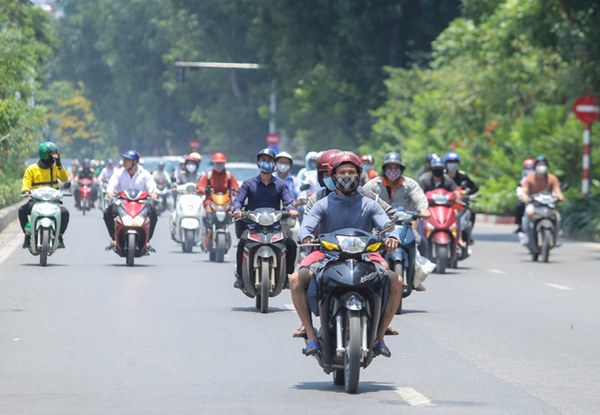 Hà Nội ngày đầu cuộc sống tái vận hành”: Nắng nóng cháy da cháy thịt, dự đoán tiếp diễn nhiều ngày trong trang phục ninja đường phố”-2