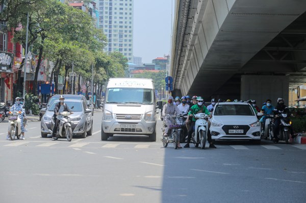 Hà Nội ngày đầu cuộc sống tái vận hành”: Nắng nóng cháy da cháy thịt, dự đoán tiếp diễn nhiều ngày trong trang phục ninja đường phố”-5