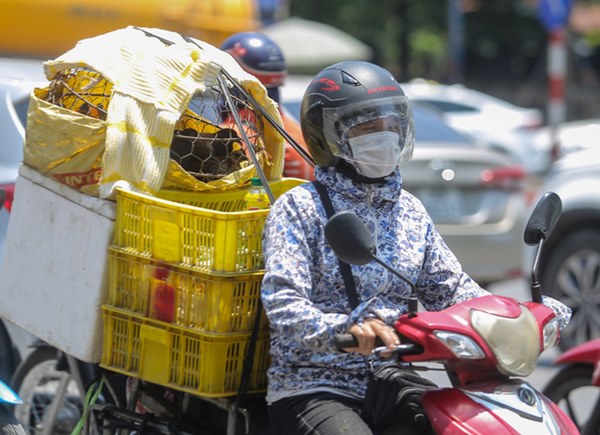 Hà Nội ngày đầu cuộc sống tái vận hành”: Nắng nóng cháy da cháy thịt, dự đoán tiếp diễn nhiều ngày trong trang phục ninja đường phố”-6