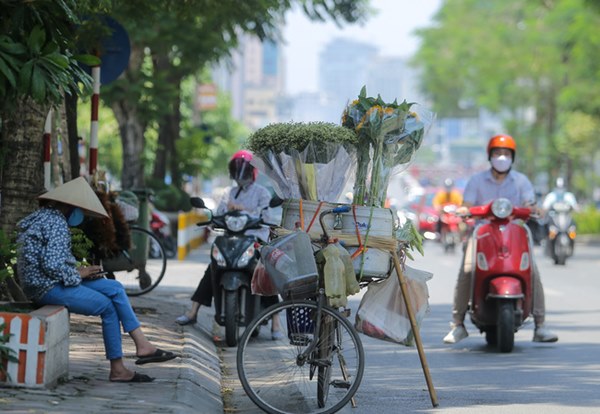 Hà Nội ngày đầu cuộc sống tái vận hành”: Nắng nóng cháy da cháy thịt, dự đoán tiếp diễn nhiều ngày trong trang phục ninja đường phố”-9