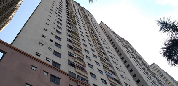 Hà Nội: Nam thanh niên lạ mặt rơi từ tầng 32 chung cư, chỉ để lại 1 vật duy nhất để lần tìm danh tính-2