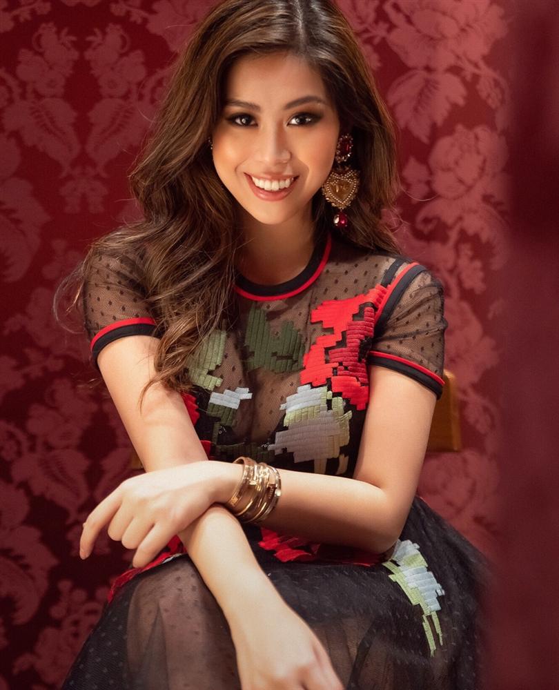 Lần đầu tiên đụng hàng mà không phải đồ hiệu: Rich kid Tiên Nguyễn tự tin khoe vòng 1 gợi cảm còn Hari Won lại ngượng ngùng lấy tay che chắn-1