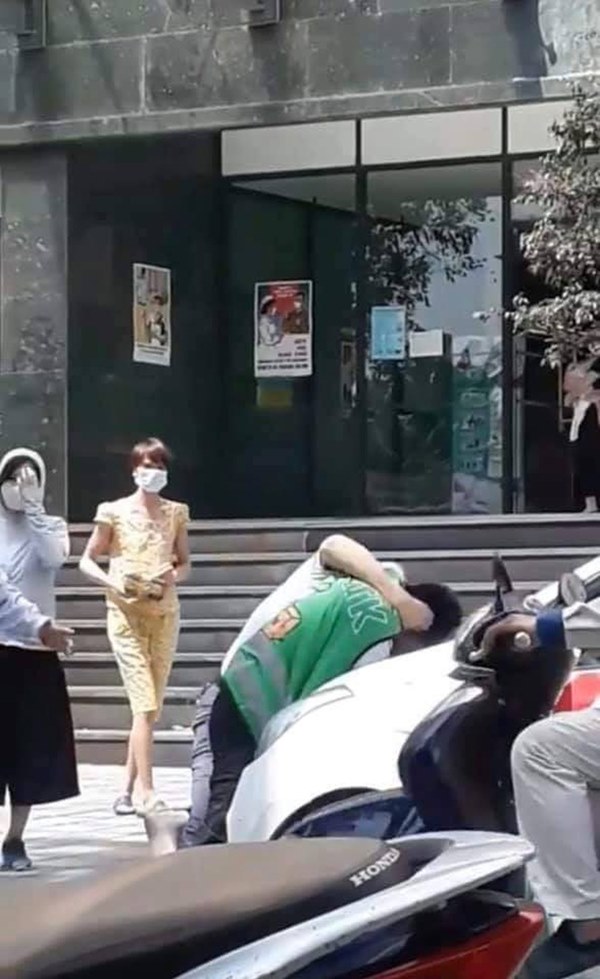 Hà Nội: Nam shipper bị tài xế ô tô hành hung sau va chạm giao thông, sự việc chỉ kết thúc khi có sự can ngăn của 1 cô gái-2