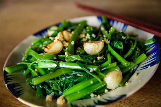 Cách xào rau muống xanh mướt, ngọt giòn như nhà hàng, chẳng bao giờ bị thâm đen
