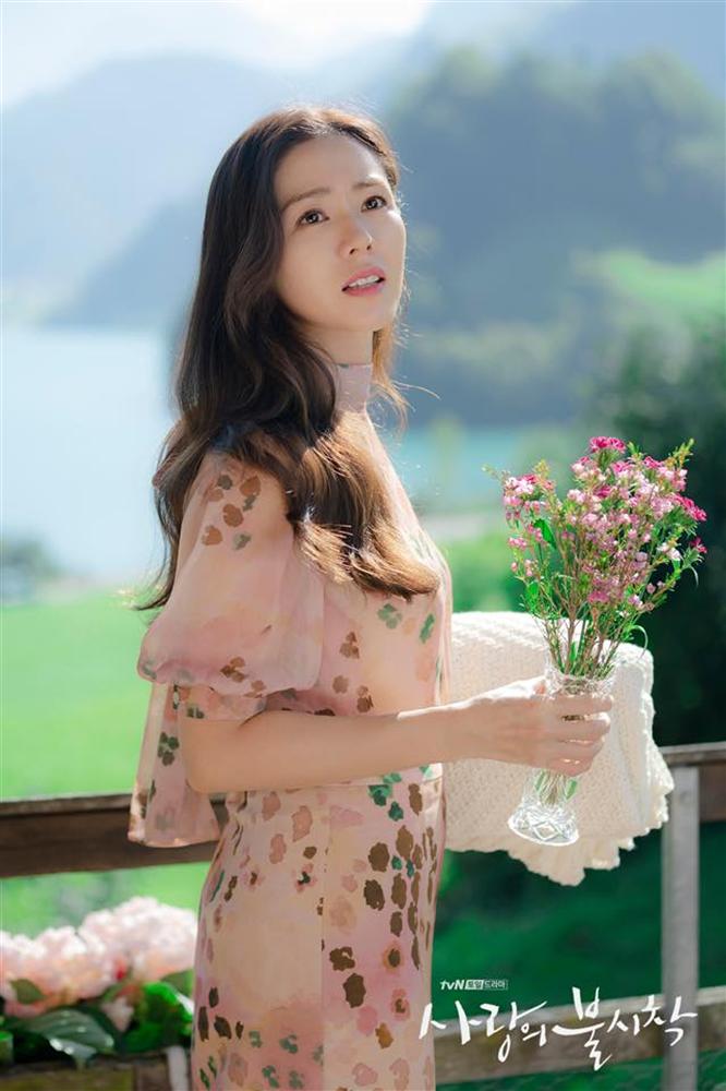 Son Ye Jin xinh tươi phơi phới trong chiếc áo hoa nhưng vẫn thua nhẹ bà cả Thế Giới Hôn Nhân về độ sang trọng, quý phái-2