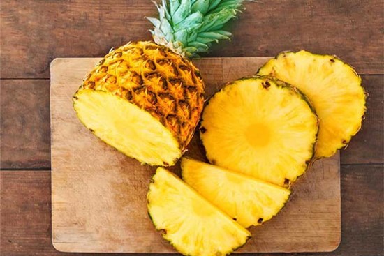 Mẹo gọt dứa cực đơn giản, để tủ lạnh 3 ngày vẫn tươi như mới hái