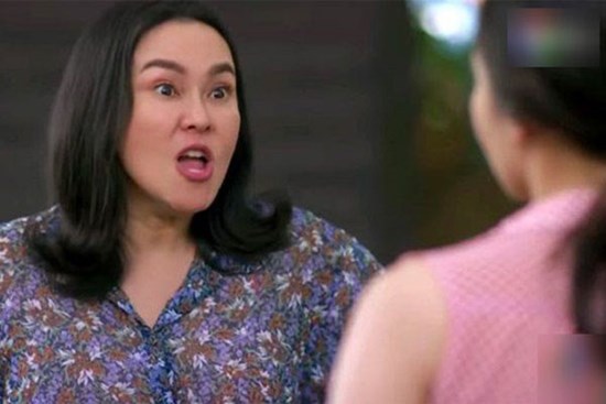 Tưởng được biếu tiền, mẹ chồng hí hửng mở phong bì xong thì lăn đùng ra ngất