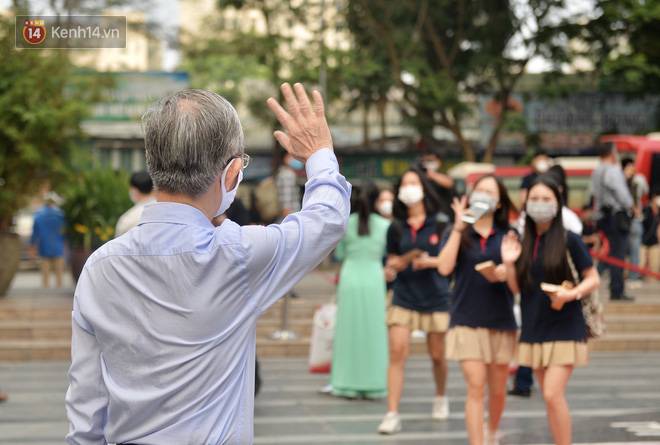 Truyền thông quốc tế rầm rộ đưa tin học sinh, sinh viên Việt Nam trở lại trường sau kỳ nghỉ dài lịch sử-6