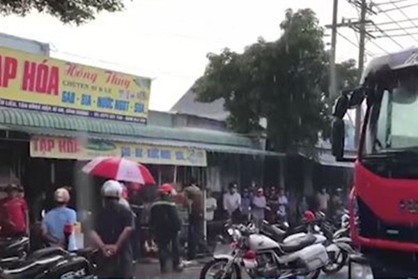 Cô gái áo vàng dừng xe, múa ‘mở đường’ giữa ngã tư-1