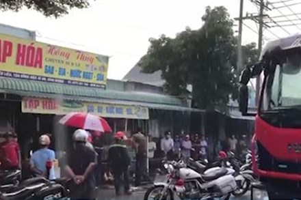 Nam thanh niên nghi ngáo đá, mở van gas cố thủ trong tiệm tạp hóa