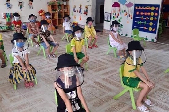 Bức ảnh học sinh mầm non ngồi trong lớp học gây bão mạng xã hội: Người phản đối gay gắt, người ủng hộ nhiệt tình 